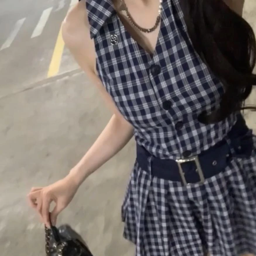 深蓝色格子气质无袖挂脖连衣裙女夏2025新款小个子收腰出游服装女