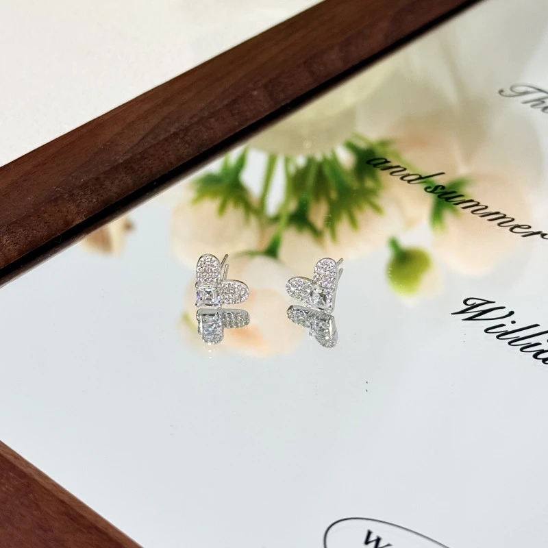 ES-583法式轻奢甜美纯银爱心莫桑石小巧耳钉