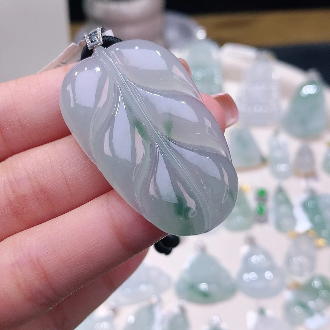 颈饰18K金镶嵌翡翠叶子