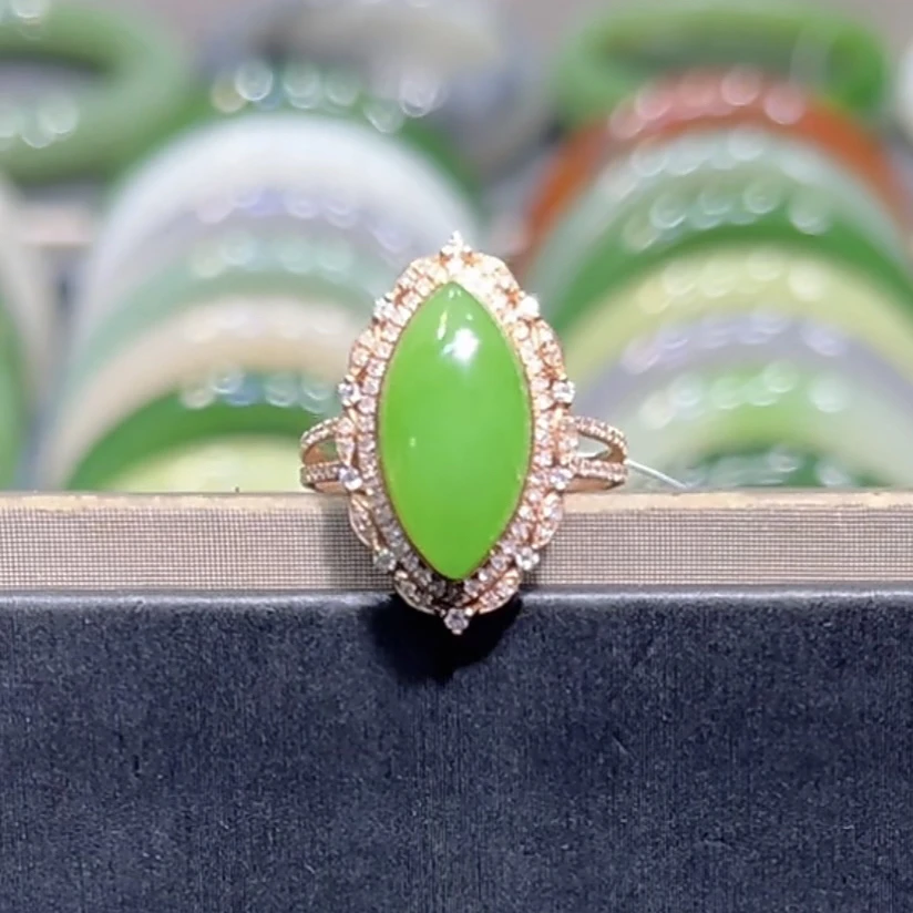 和田玉俄料碧玉苹果绿马眼戒指18K金镶嵌