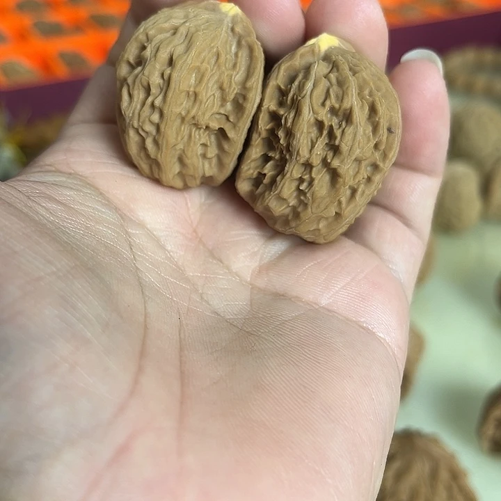 文玩核桃把件白狮子瑕疵异型练手