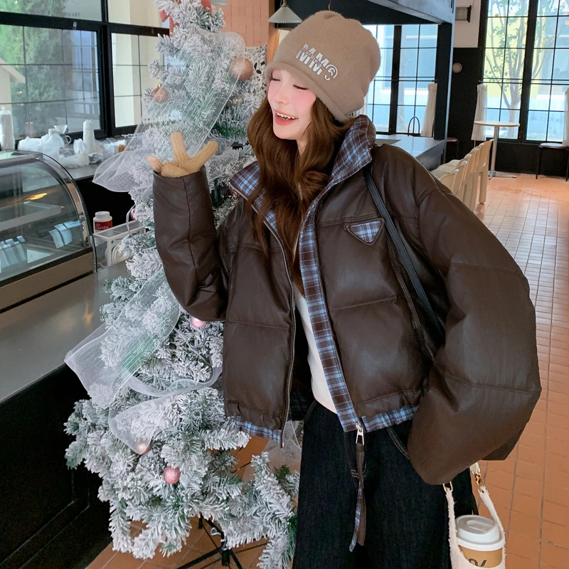 咖色格子拼接pu皮羽绒服外套女冬季2025新款白鸭绒酷飒气质面包服