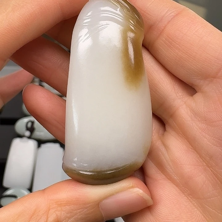 中***版和田玉未镶嵌颈饰