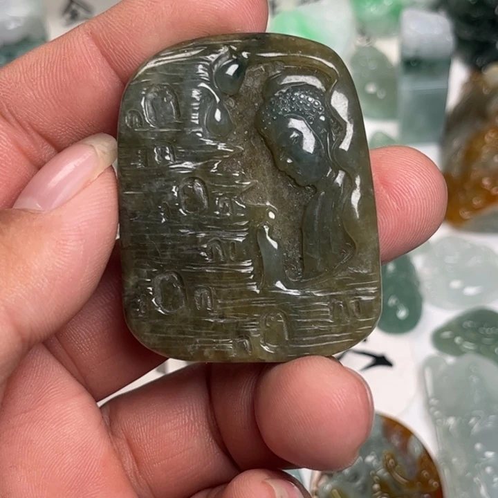 翡翠未镶嵌颈饰佛观天下