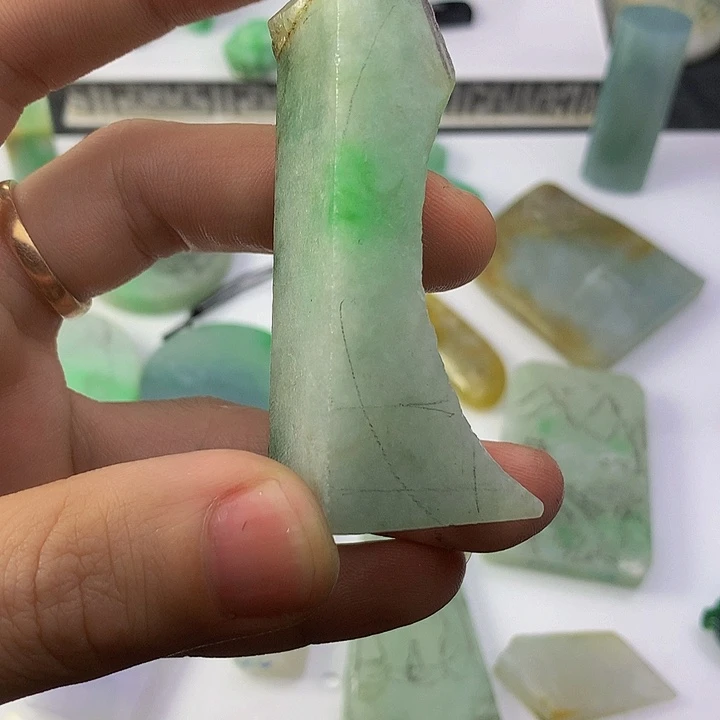 翡翠挂件未镶嵌边角
