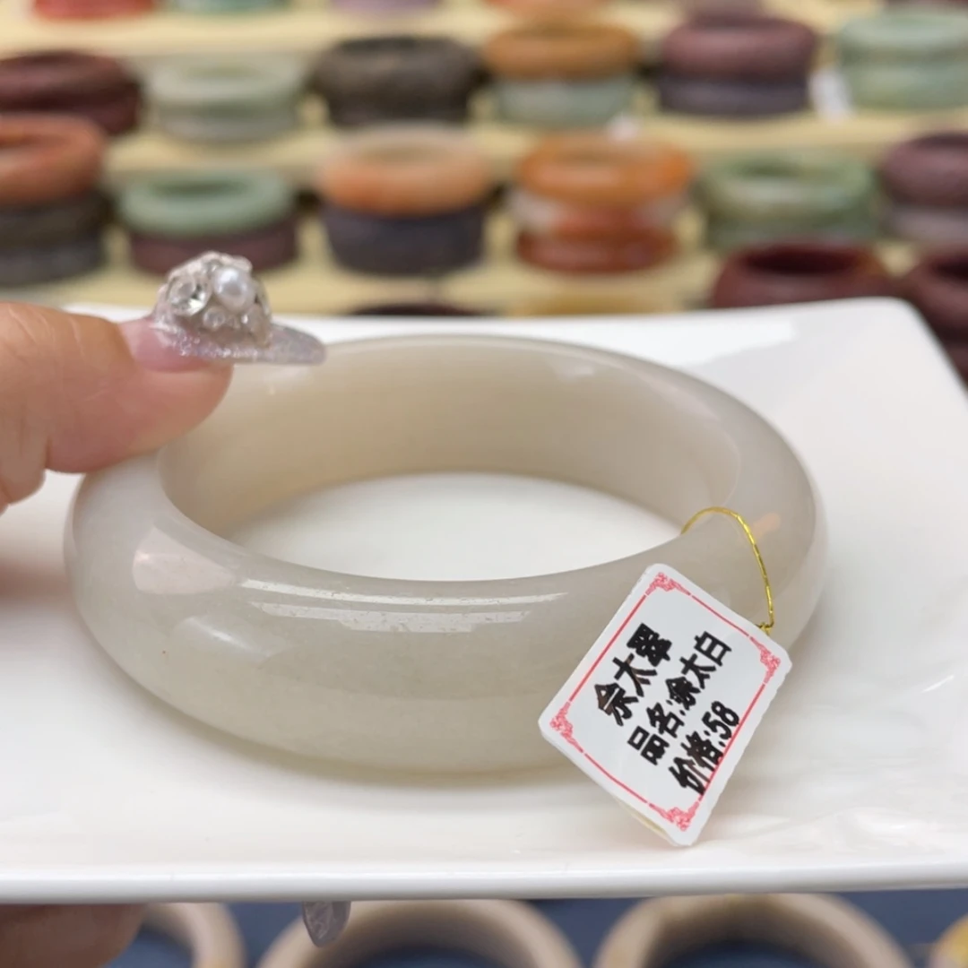 【闪购商品】石英质玉手镯未镶嵌大**乔