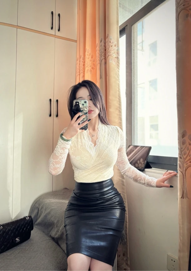 蕾丝衫女镂空法式气质复古v领长袖春秋新款性感透视辣妹短款上衣