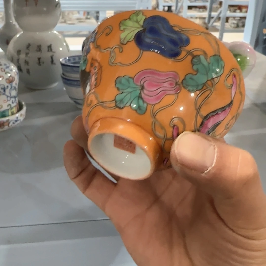 瓷片瓷器上用白泥雕刻了两