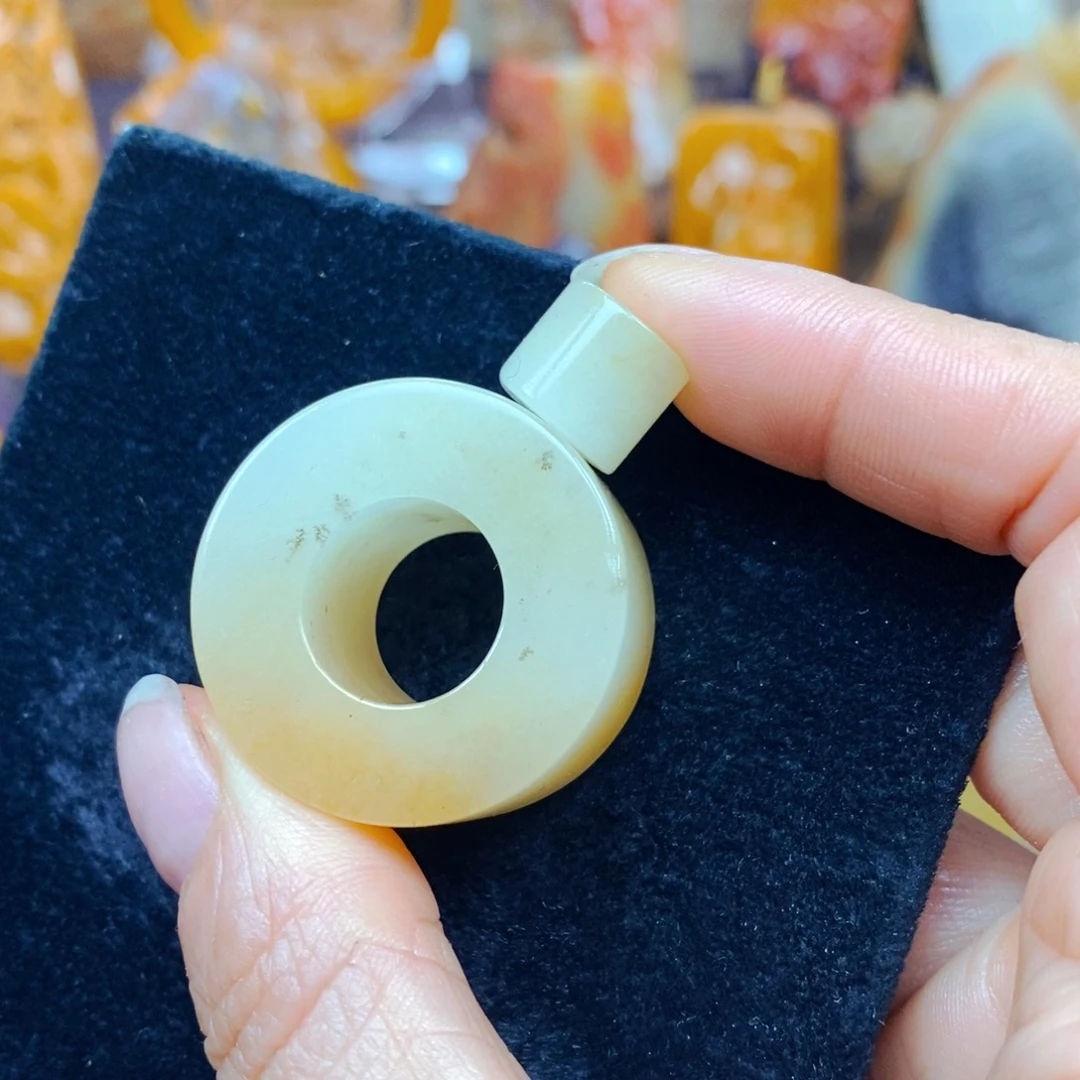 未镶嵌石英质玉（黄龙玉）颈饰