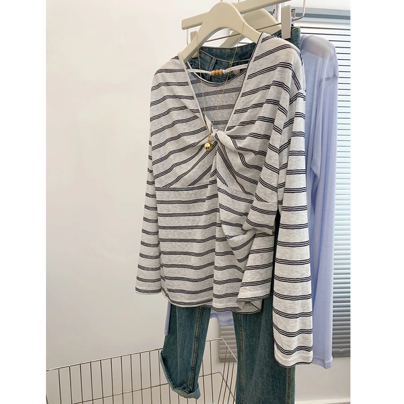 胖妹妹200斤大码设计感扭结条纹V领长袖t恤女夏季薄款防晒罩衫潮