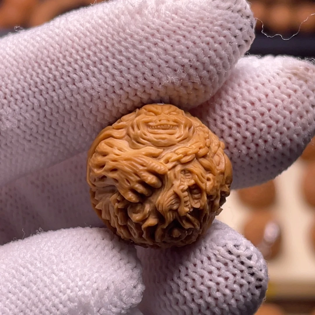 L***e吊坠猴头核桃顶工锁龙18.7左右