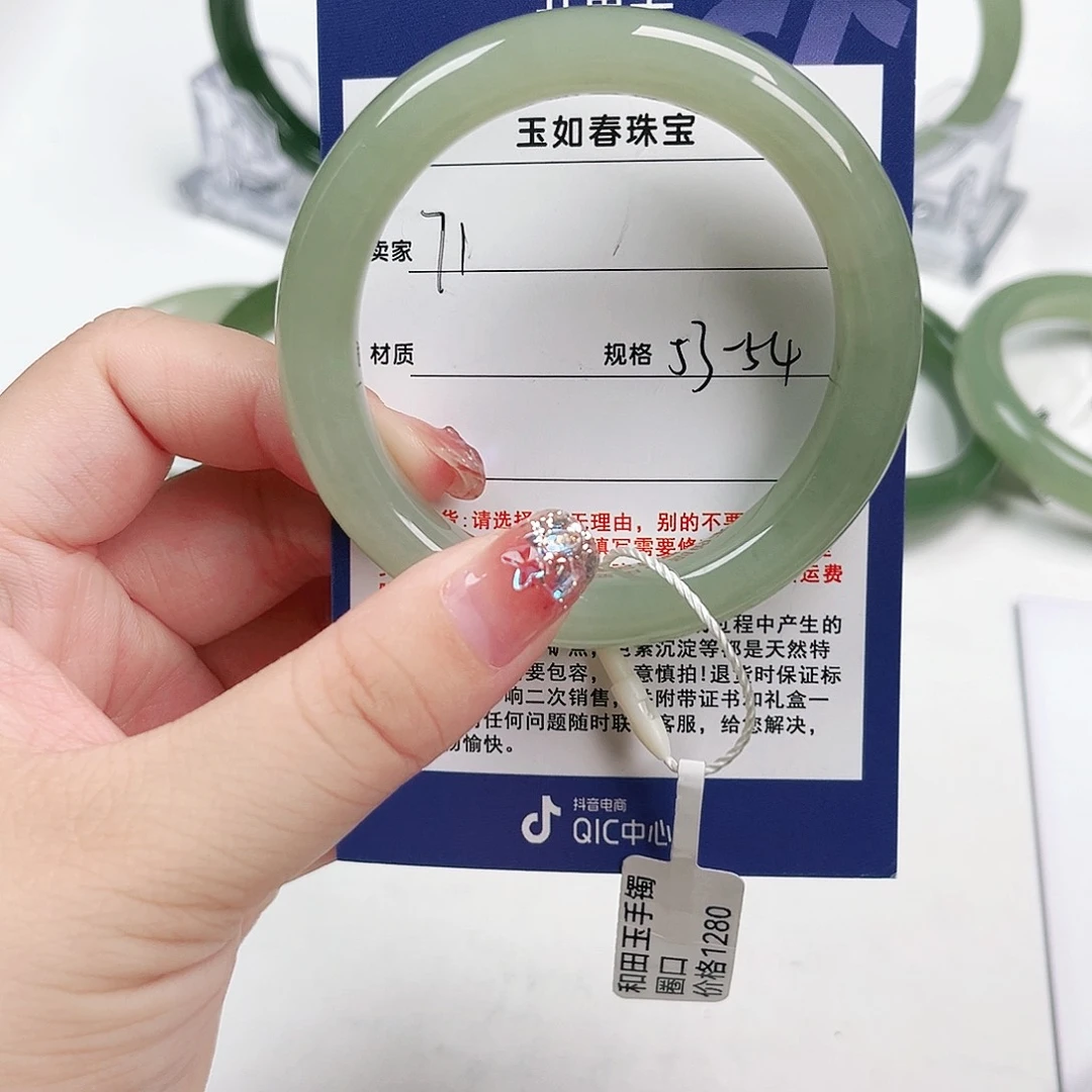 闹***麻和田玉手镯未镶嵌