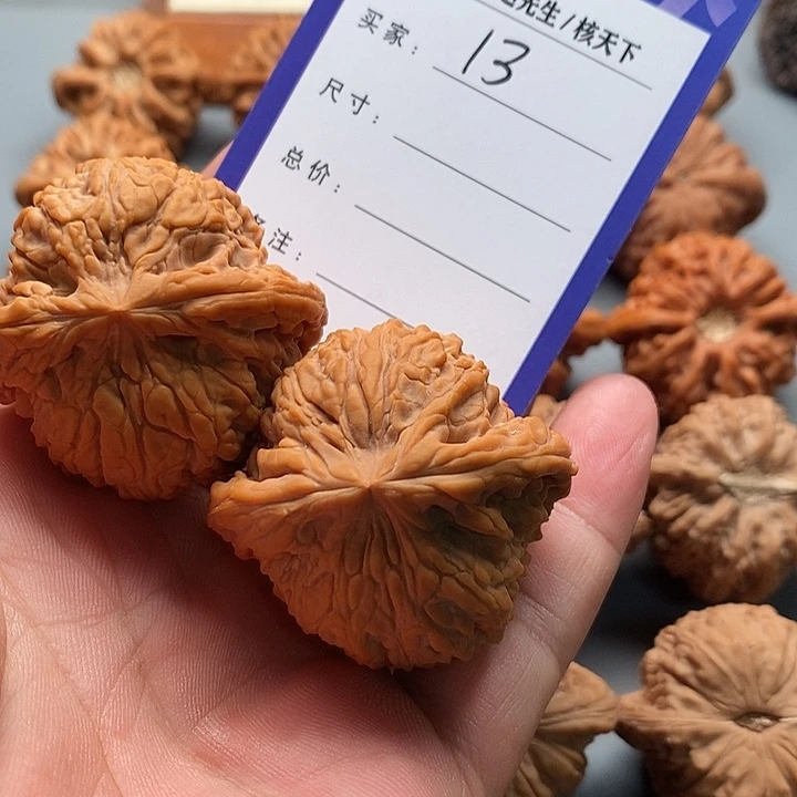 岗***齐桃核吊坠南疆石狮子头
