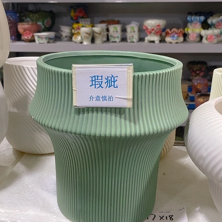 摆件多肉瑕疵盆有孔。