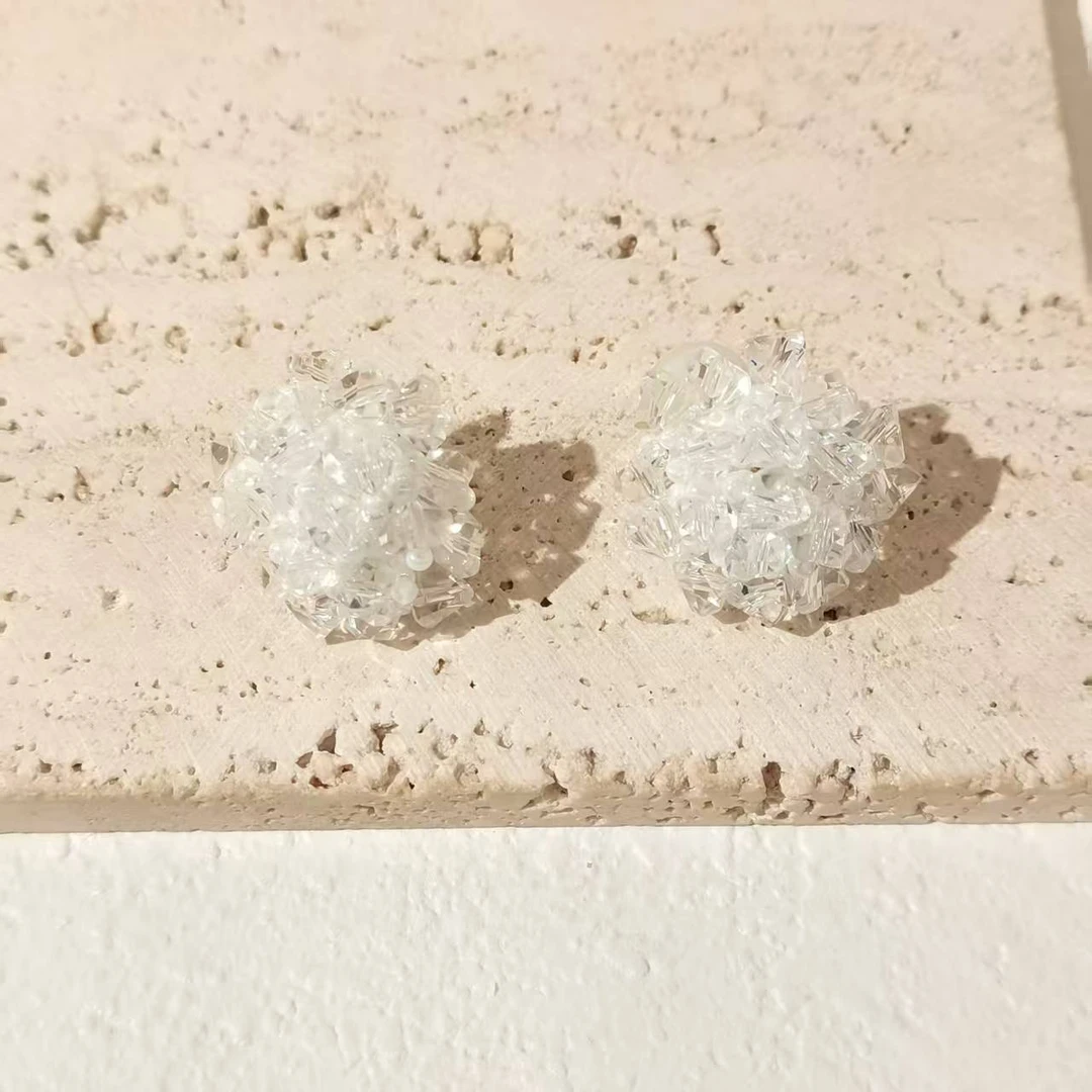 合金耳饰 甜可饰品 时尚百搭清凉感白色绣球耳夹