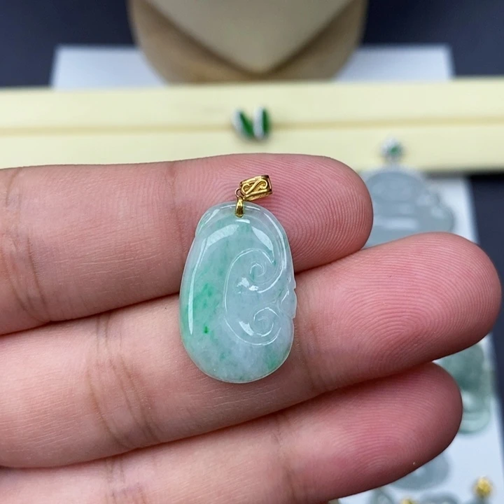 翡翠18K金镶嵌吊坠(赠链)如意
