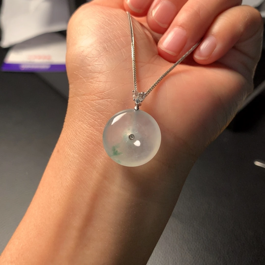 翡翠吊坠(赠链)18K金镶嵌很饱满小肉扣