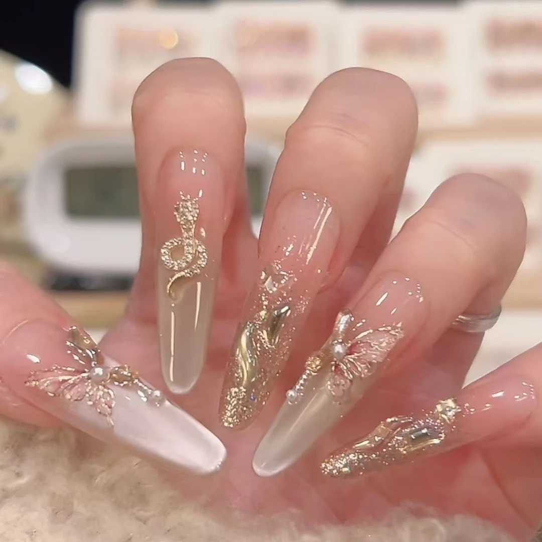 穿戴甲2025新款超显白显贵蝴蝶金蛇猫眼美甲轻奢中长款立体感mv