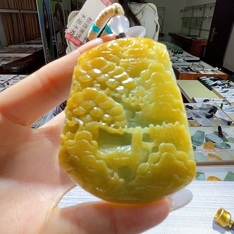 翡翠未镶嵌颈饰一个