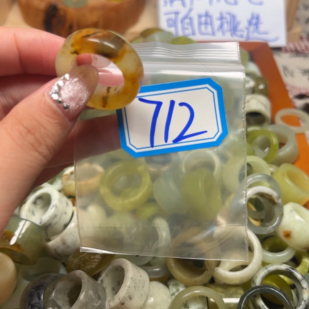 _***晚蛇纹石玉未镶嵌珠宝奇石