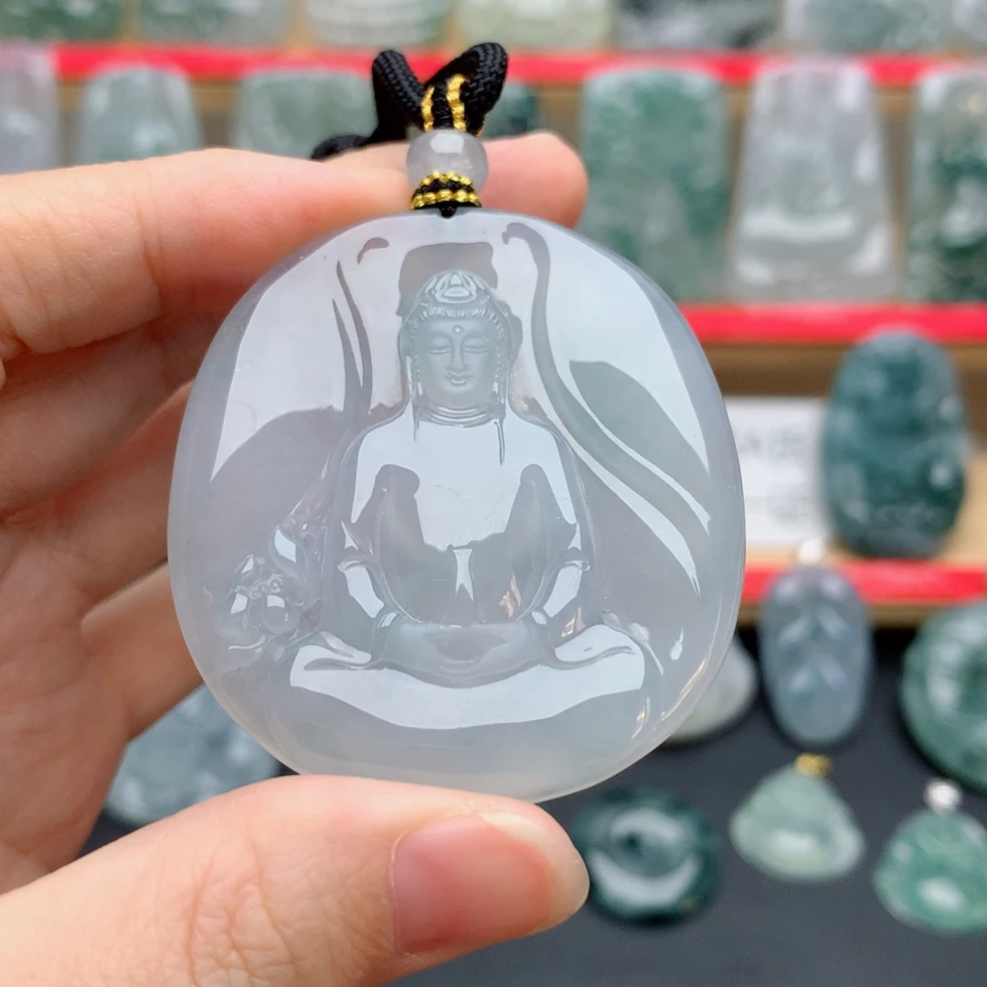 那***方翡翠未镶嵌颈饰素衣