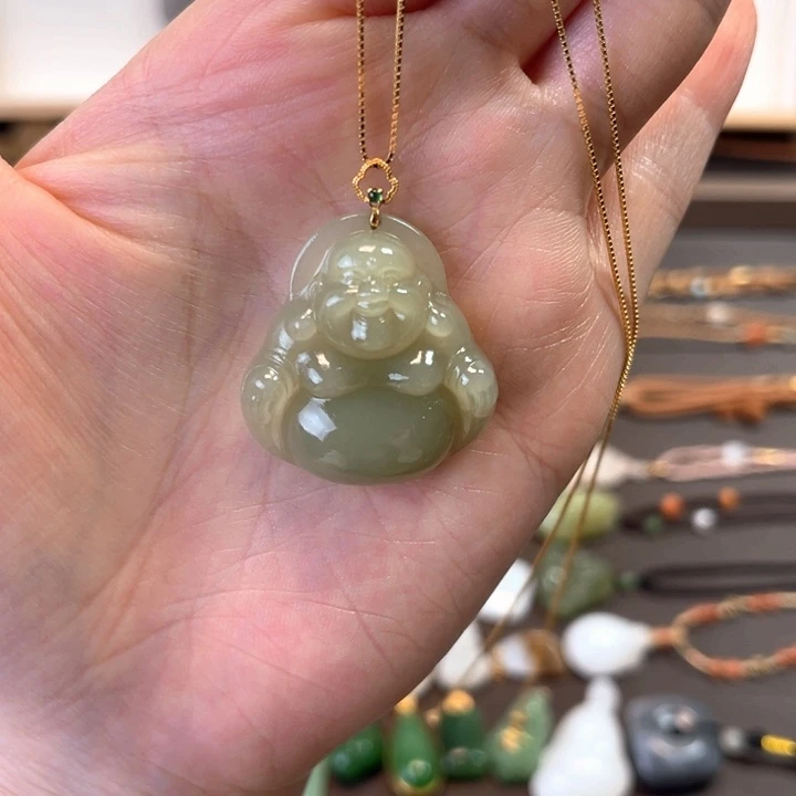 和田玉18K金镶嵌颈饰佛公