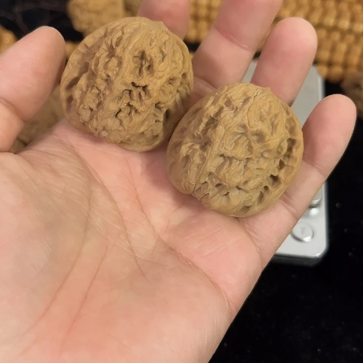 把件文玩核桃38左右微微瑕将军膀，编号044