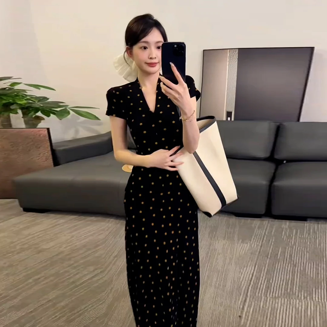 轻熟小众不撞款气质黑色收腰显瘦v领连衣裙子女夏季2026新款长裙