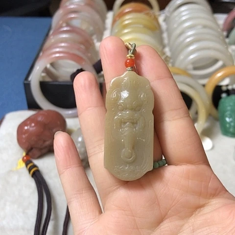 颈饰未镶嵌石英质玉