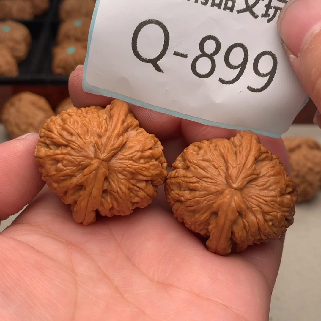 文玩核桃把件37球白………..