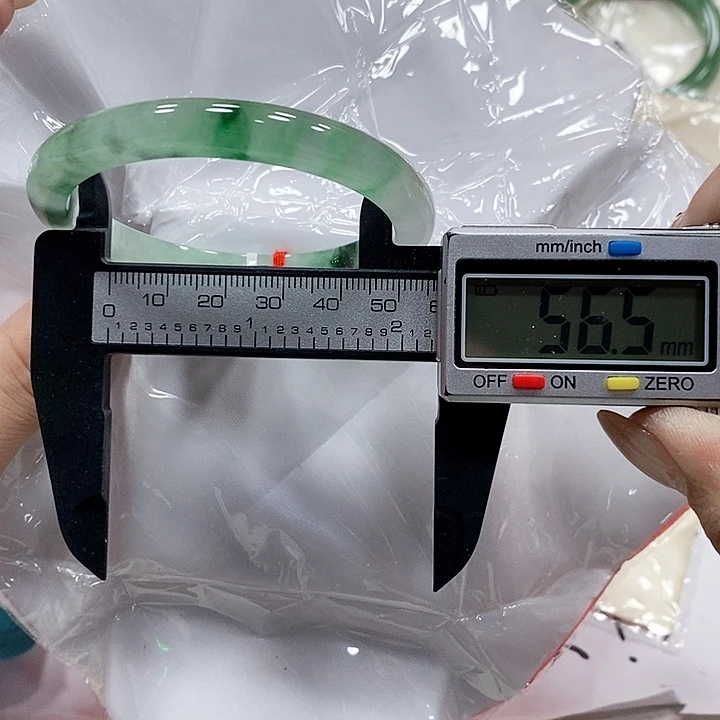 翡翠手镯未镶嵌135