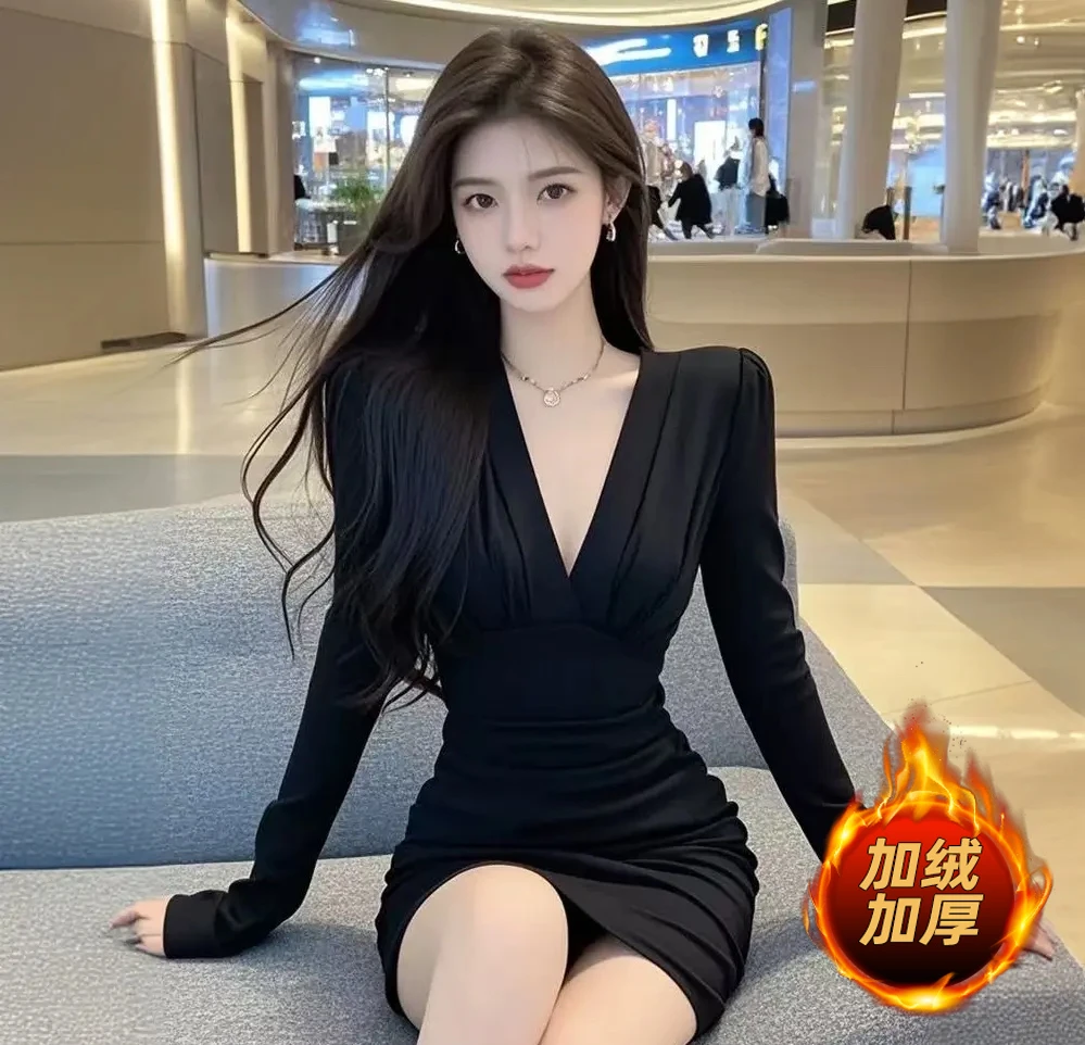 小众性感深V领黑色长袖连衣裙女2025新款法式御姐收腰褶皱包臀裙