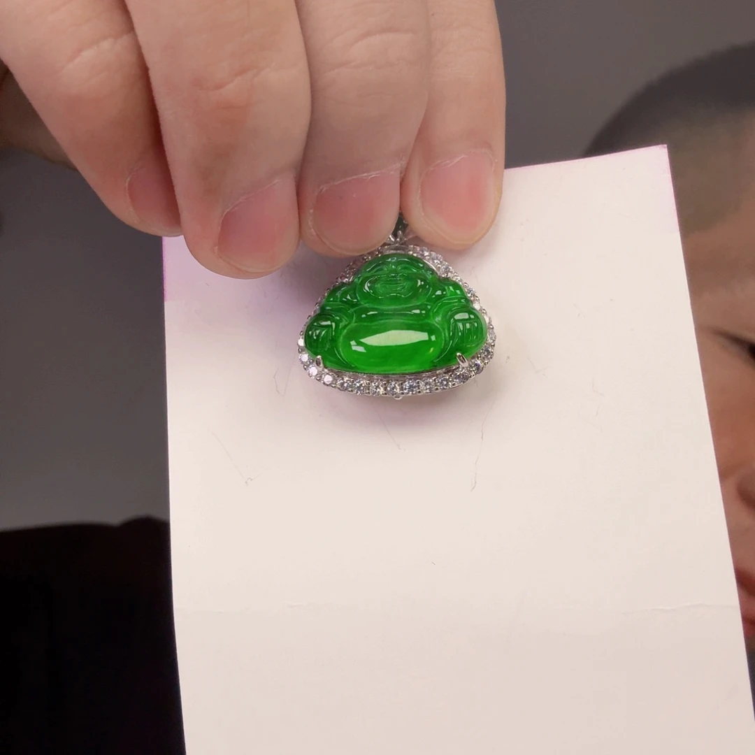 翡翠未镶嵌颈饰一件