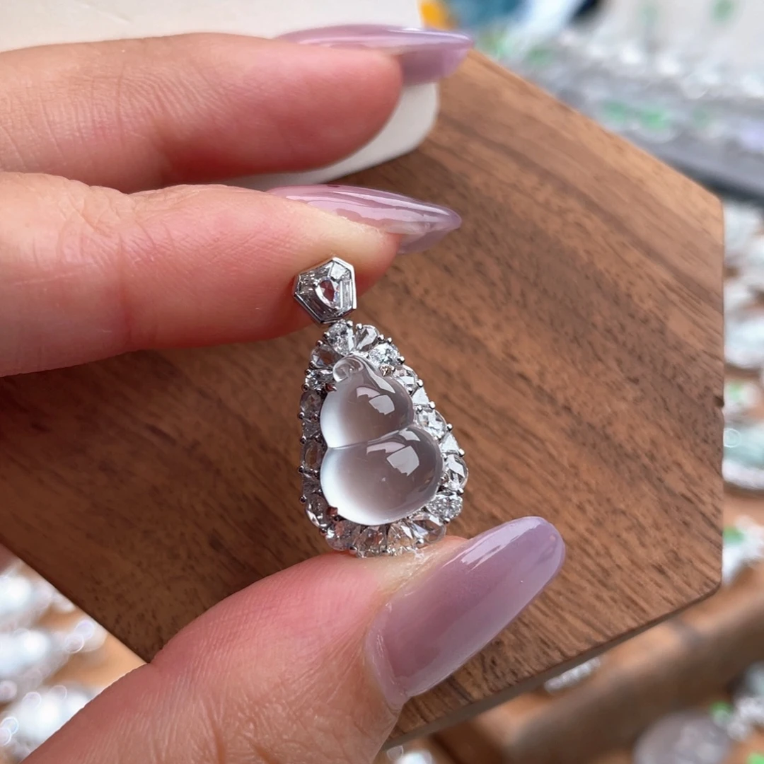 翡翠18K金镶嵌颈饰葫芦