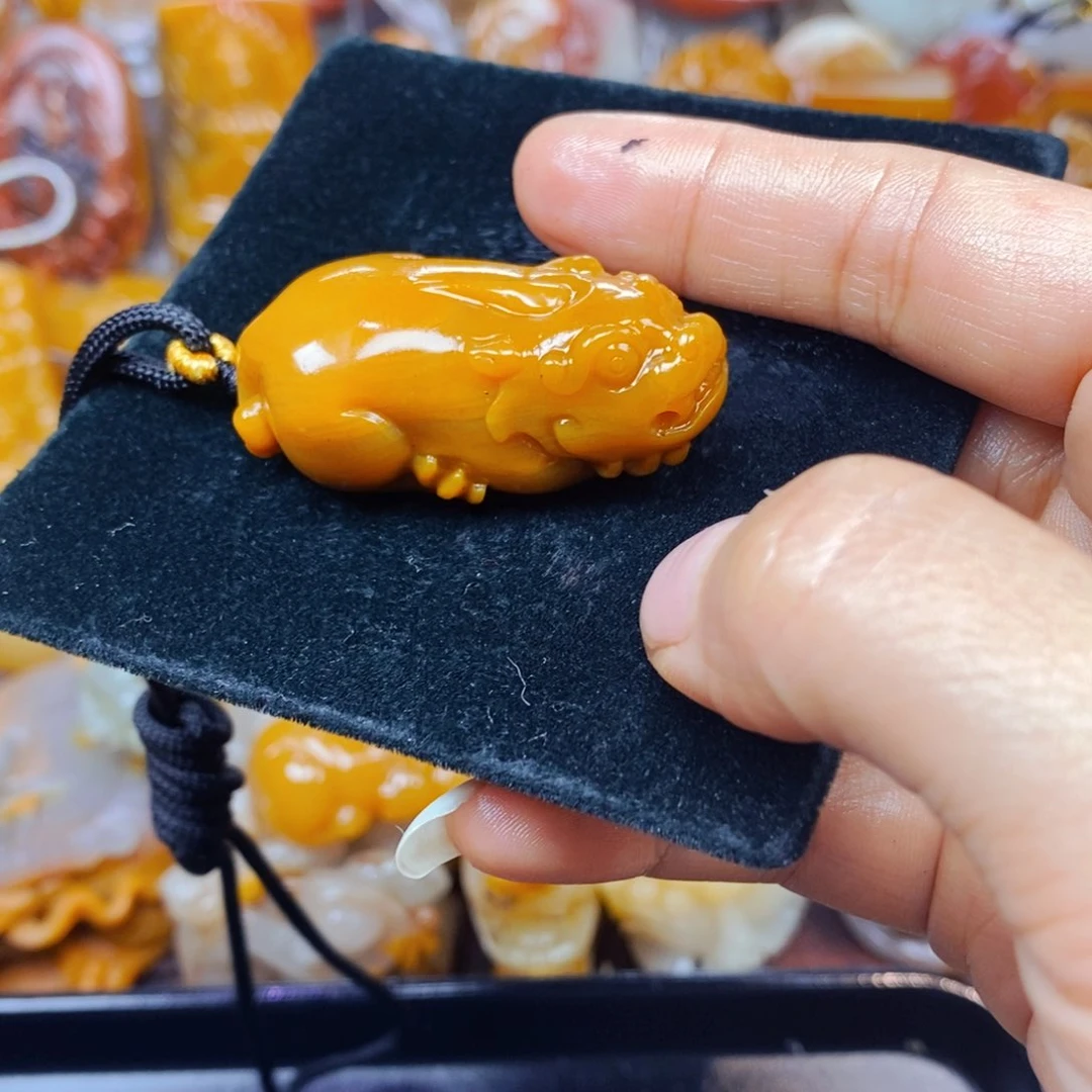 石英质玉（黄龙玉）未镶嵌颈饰