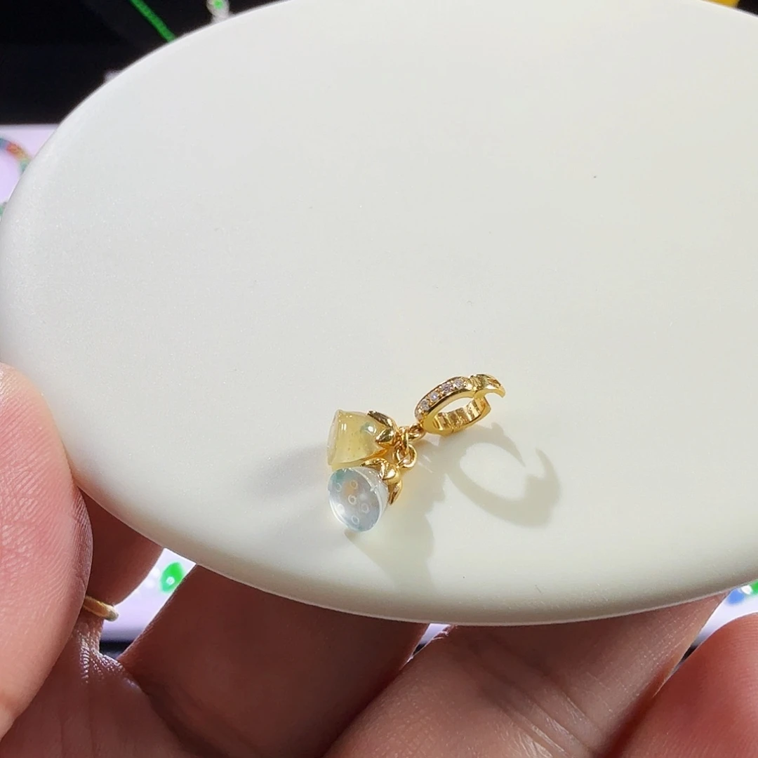 朱****翡翠18K金镶嵌颈饰日进斗金