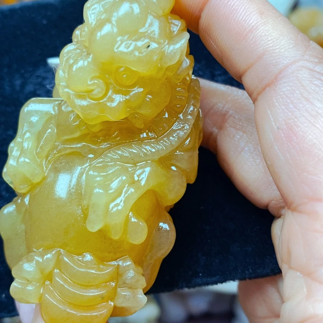 未镶嵌石英质玉（黄龙玉）颈饰