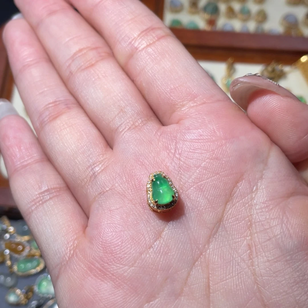 【闪购商品】颈饰18K金镶嵌翡翠钻*心