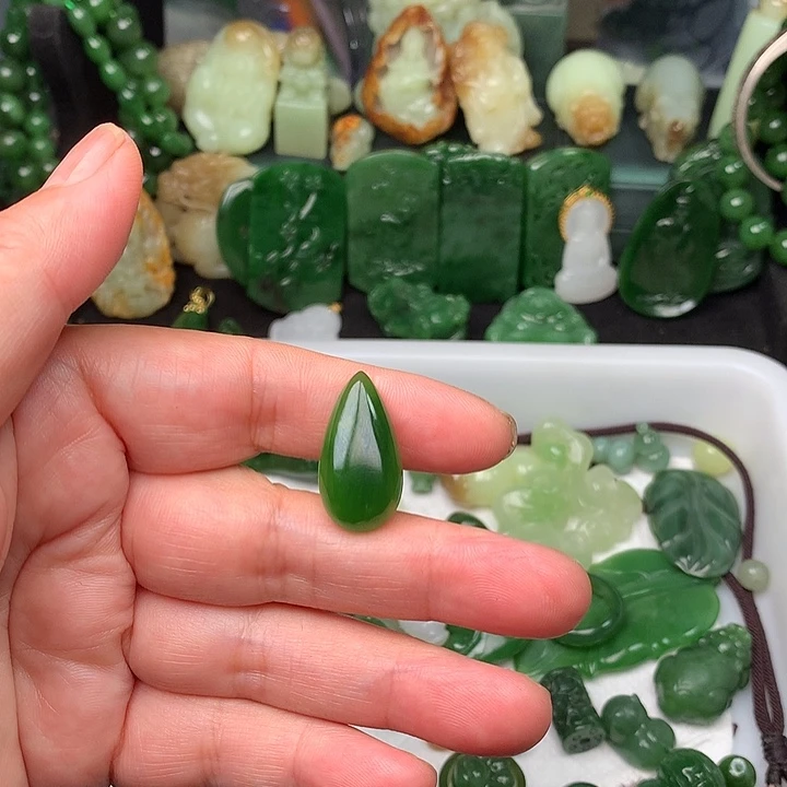 温***月和田玉未镶嵌颈饰