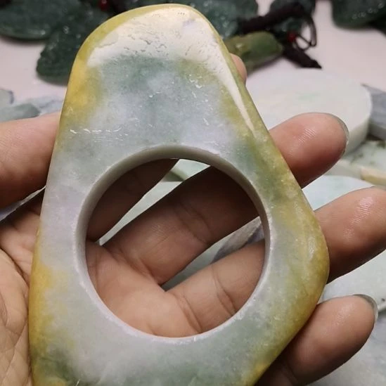 翡翠未镶嵌颈饰挂件