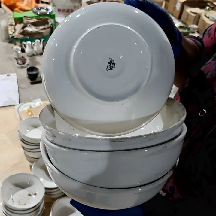 瓷片盘子碗茶壶啥都有