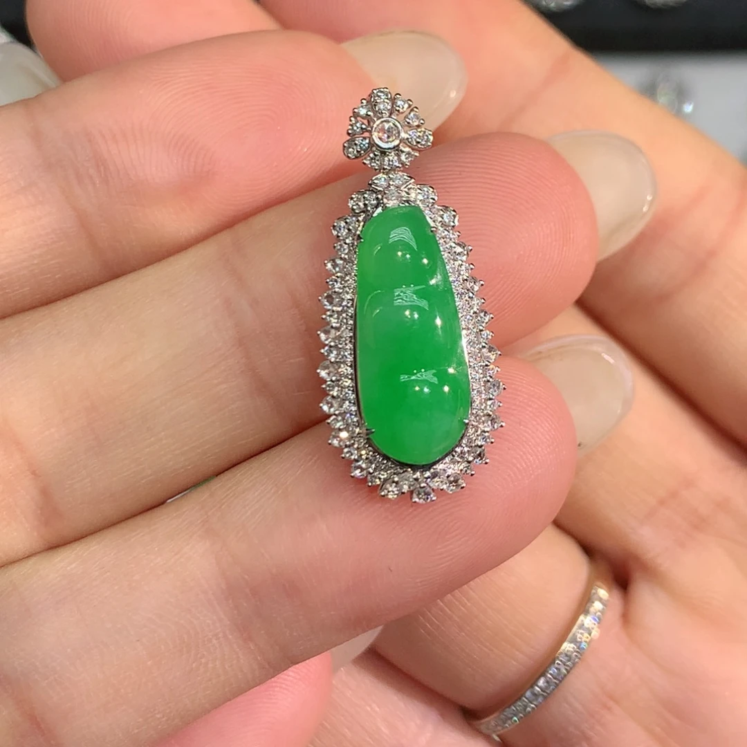 翡翠18K金镶嵌颈饰