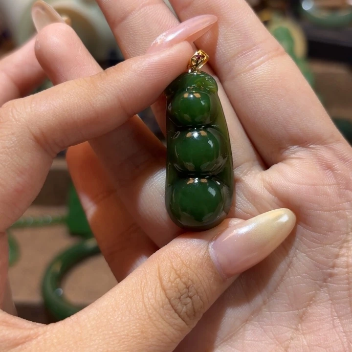 颈饰18K金镶嵌和田玉（碧玉）