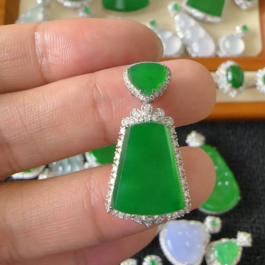 翡翠18K金镶嵌颈饰吊坠