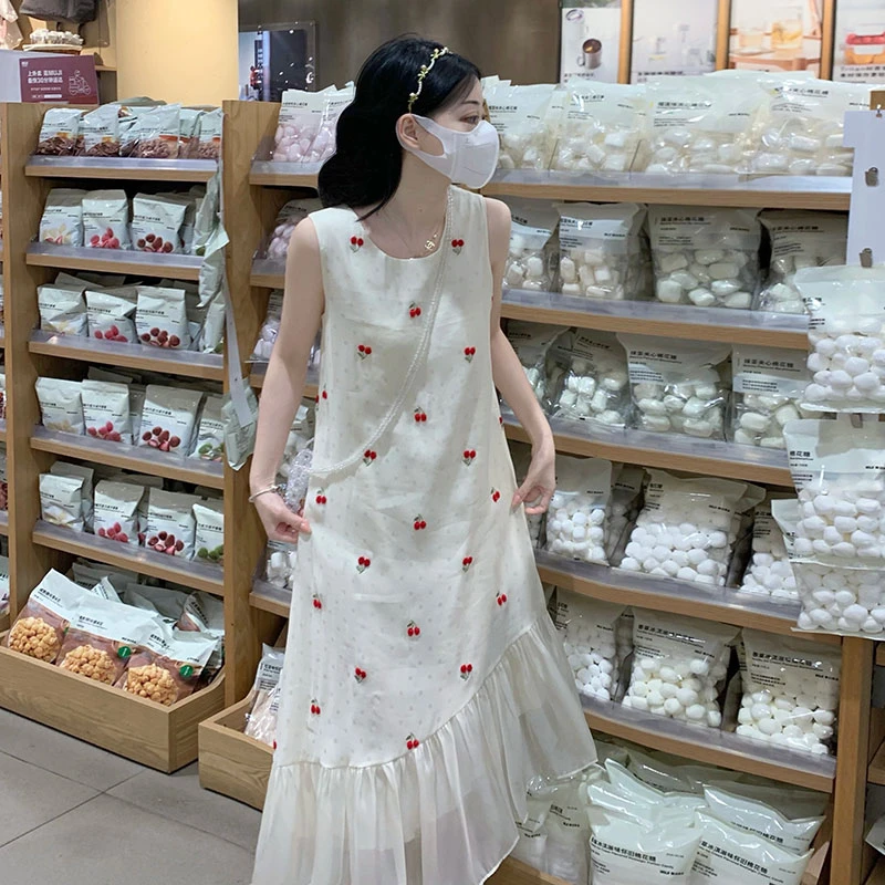 法式甜美樱桃刺绣背心连衣裙女夏设计感气质宽松绝美度假风长裙潮