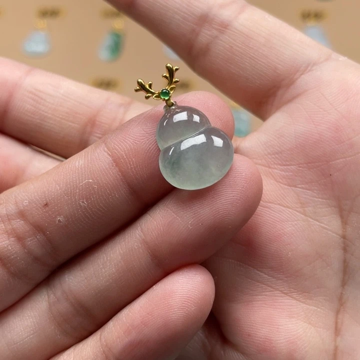 翡翠18K金镶嵌颈饰葫芦