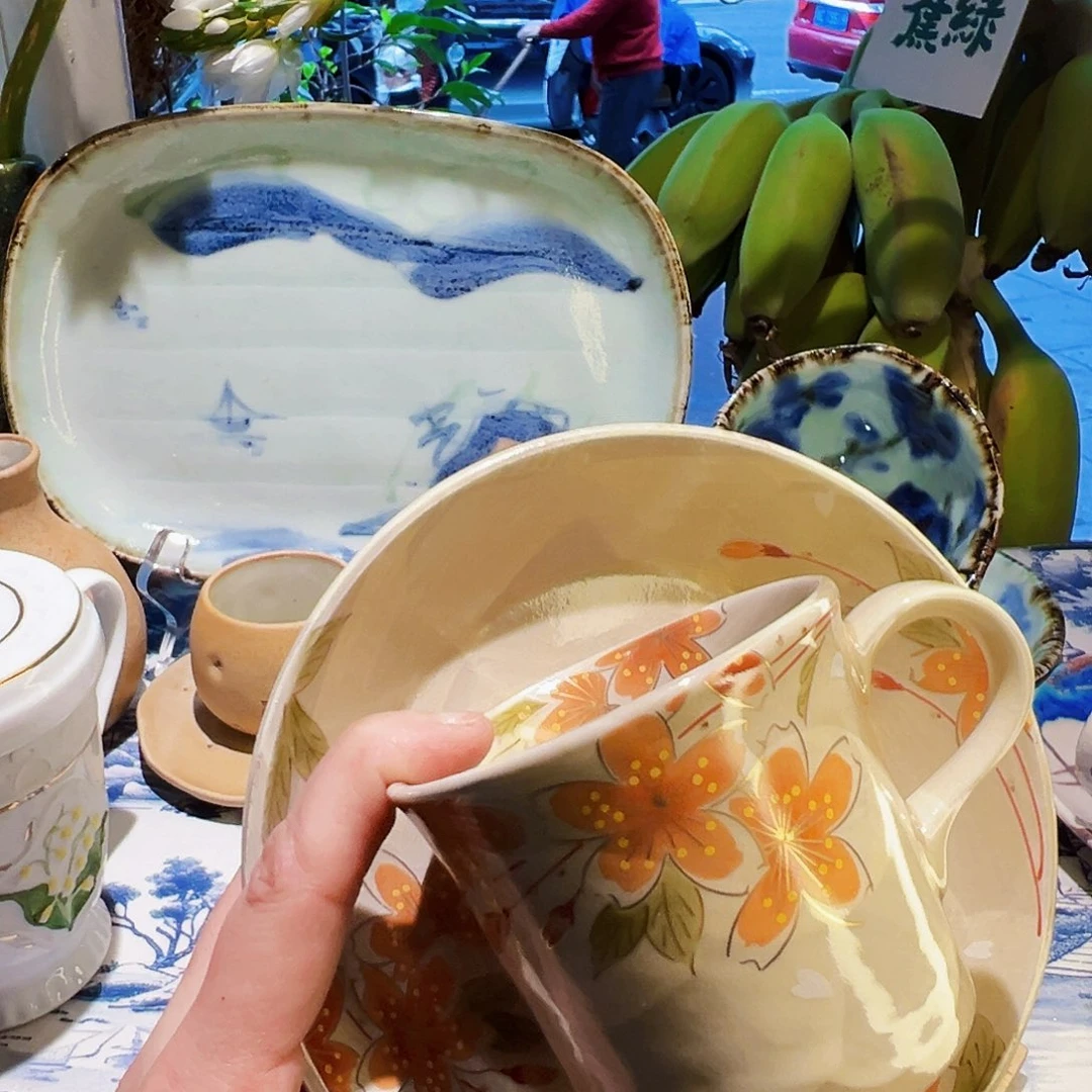 抱*咖啡杯和茶杯是我们学校一