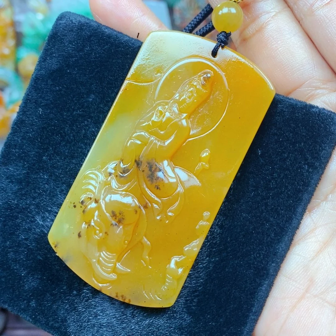 未镶嵌石英质玉（黄龙玉）颈饰