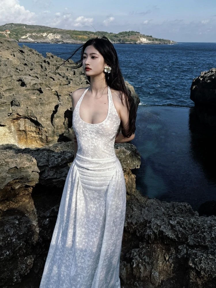 新款法式度假纯色碎花连衣裙褶皱挂脖长裙女