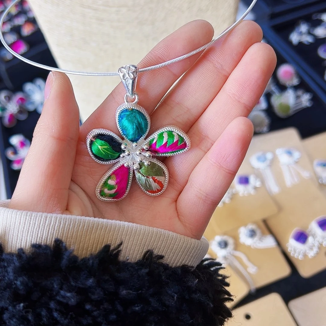 织绣民族风手工刺绣吊坠